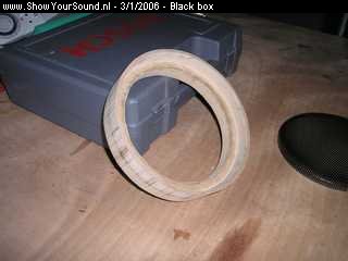 showyoursound.nl - TeamS&DGroundzero 3 - BLACK BOX - black box - SyS_2006_1_3_20_11_29.jpg - 2 ringen van 18mm per speaker..de bovenste ring dunner gemaakt zodat het rooster van de mid & kick  gelijk komt met het leer...